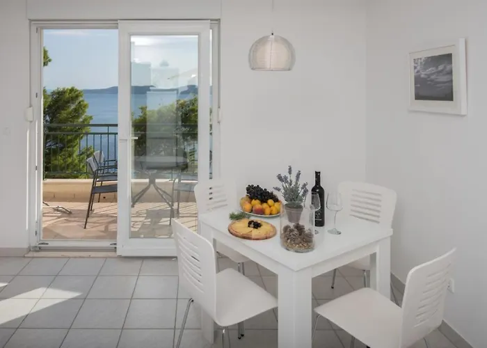 Andrea - Beachfront & Sea-view Terrace شقة