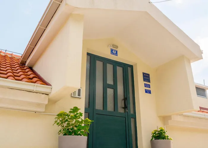 Andrea - Beachfront & Sea-view Terrace Daire *