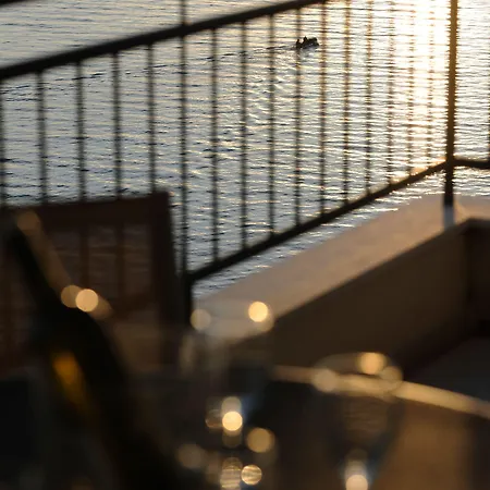 Andrea - Beachfront & Sea-view Terrace Апартаменти