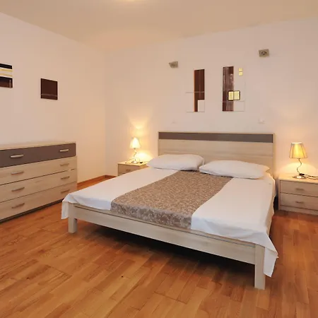 Апартаменти Andrea - Beachfront & Sea-view Terrace Marusici (Split-Dalmatia)