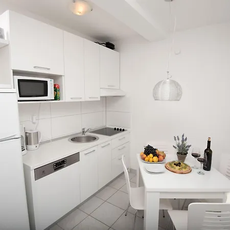 Andrea - Beachfront & Sea-view Terrace Marusici (Split-Dalmatia)