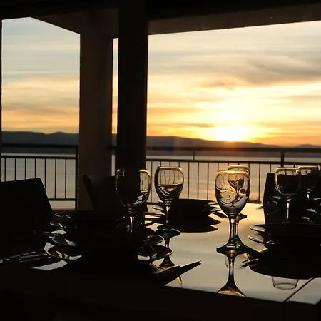 Andrea - Beachfront & Sea-view Terrace Апартаменти *