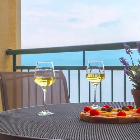 Andrea - Beachfront & Sea-view Terrace Апартаменти *