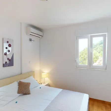 Апартаменти Andrea - Beachfront & Sea-view Terrace