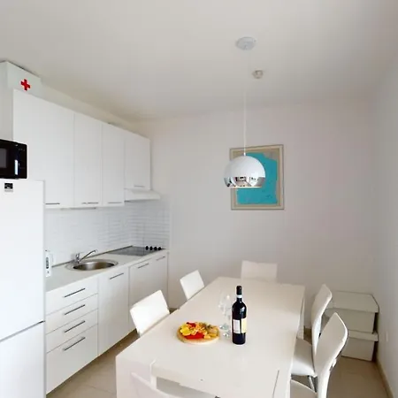 Andrea - Beachfront & Sea-view Terrace Lägenhet