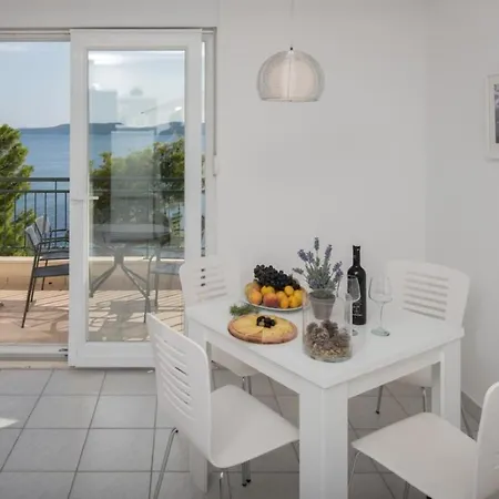 Andrea - Beachfront & Sea-view Terrace Lejlighed